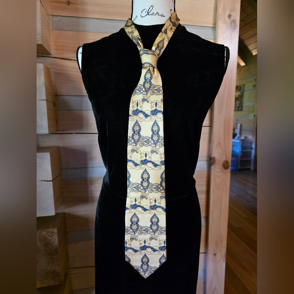 Bill Blass Pale Yellow and Blue Ornamental Pattern Silk Tie